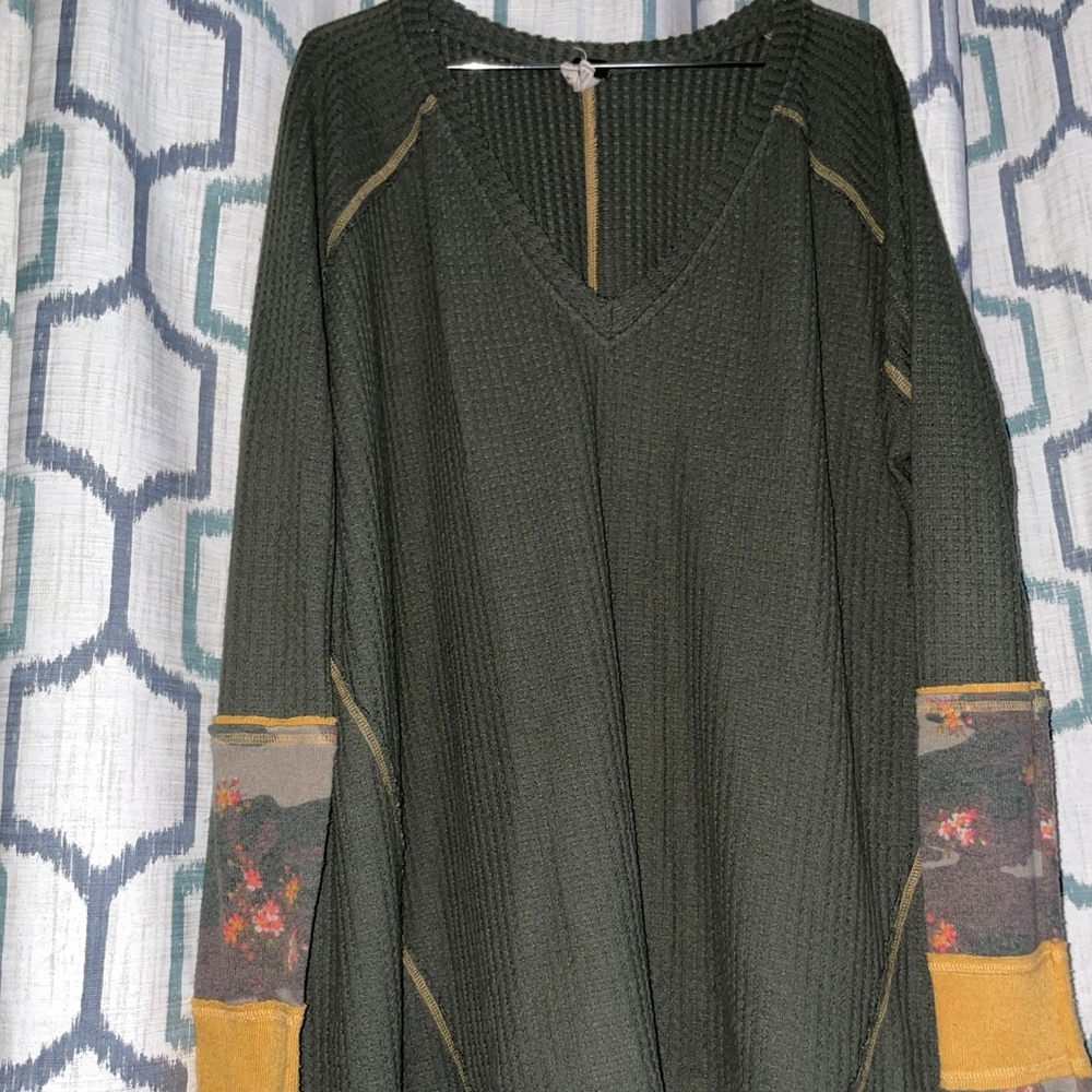 WE THE FREE green sweater size m,l or xl